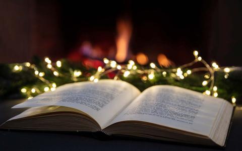 Symbolbild: Buch vor Lichterkette - weihnachtlich